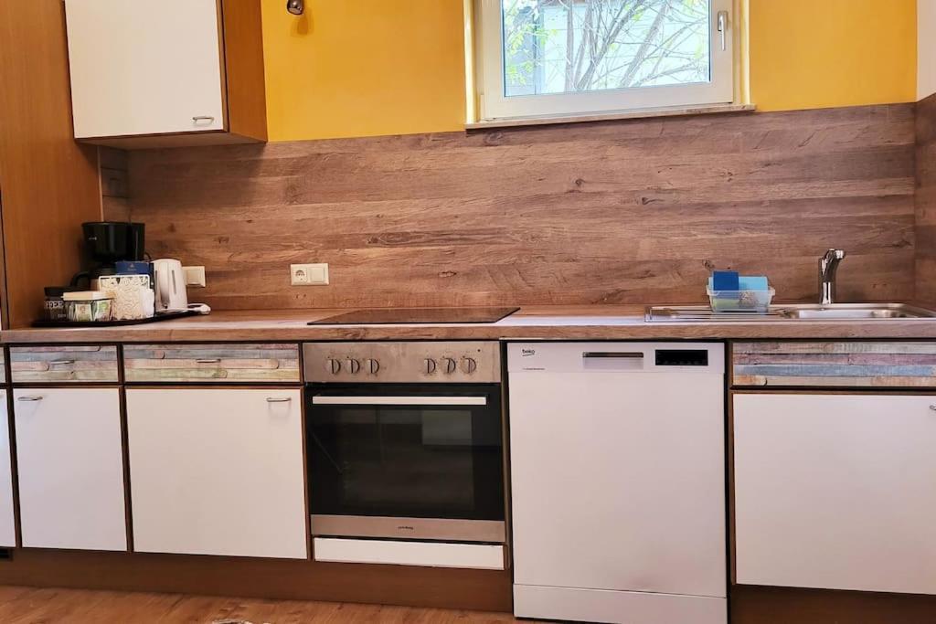 Colourful 2.5 Bedroom With Large Balcony & Garden. Prinzersdorf Bagian luar foto