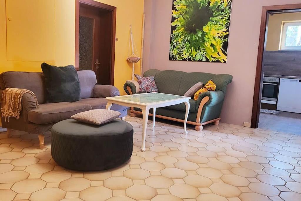 Colourful 2.5 Bedroom With Large Balcony & Garden. Prinzersdorf Bagian luar foto