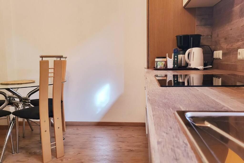 Colourful 2.5 Bedroom With Large Balcony & Garden. Prinzersdorf Bagian luar foto