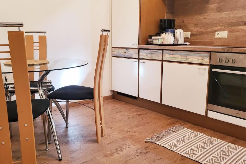Colourful 2.5 Bedroom With Large Balcony & Garden. Prinzersdorf Bagian luar foto